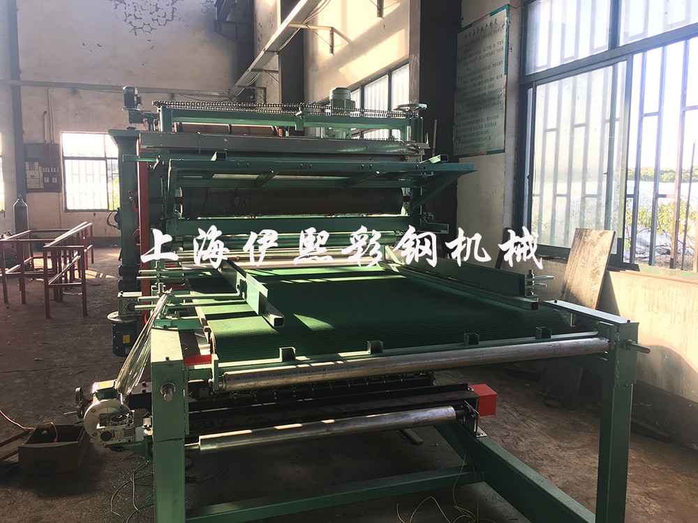 彩鋼泡沫板夾芯復(fù)合機(jī)